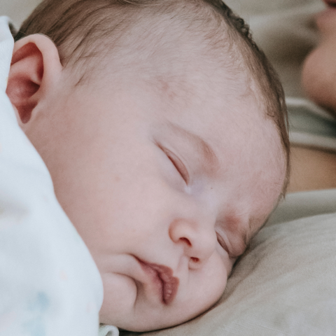 Entspannung und Geborgenheit für junge Mütter: Der Hängesessel als Geheimtipp