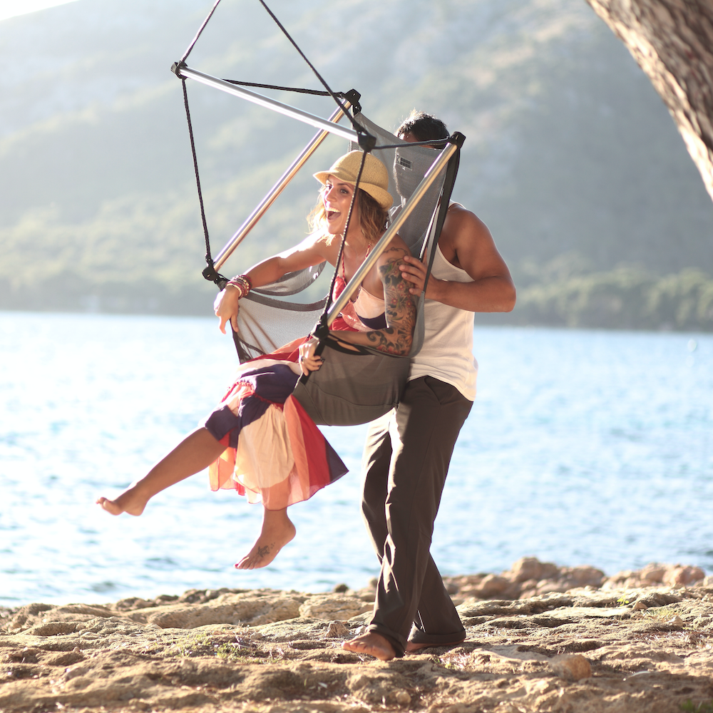 Schaukeln in einem Hängesessel am Strand