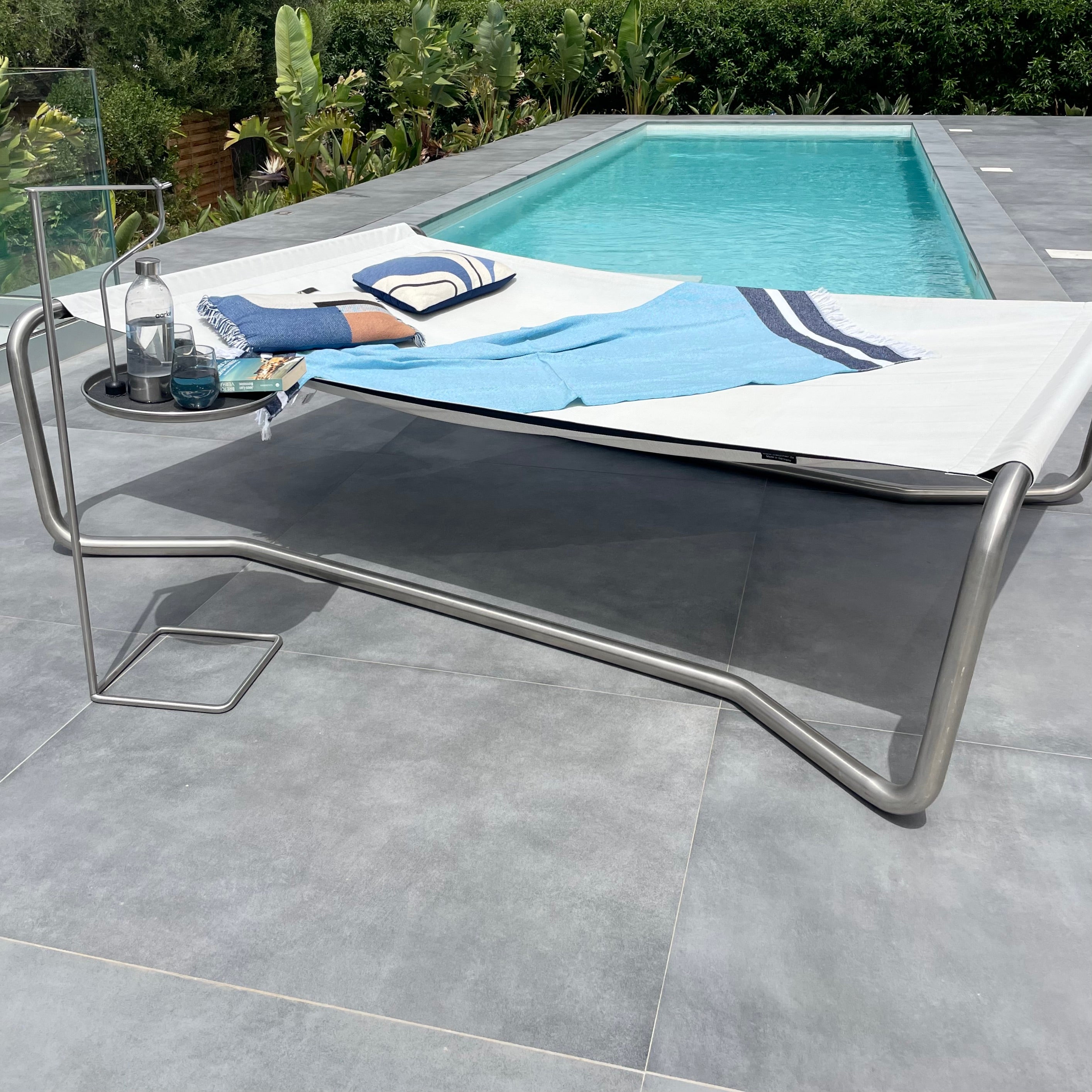Wetterfeste XXL-Hängematte für zwei Personen am Pool in moderner Villa