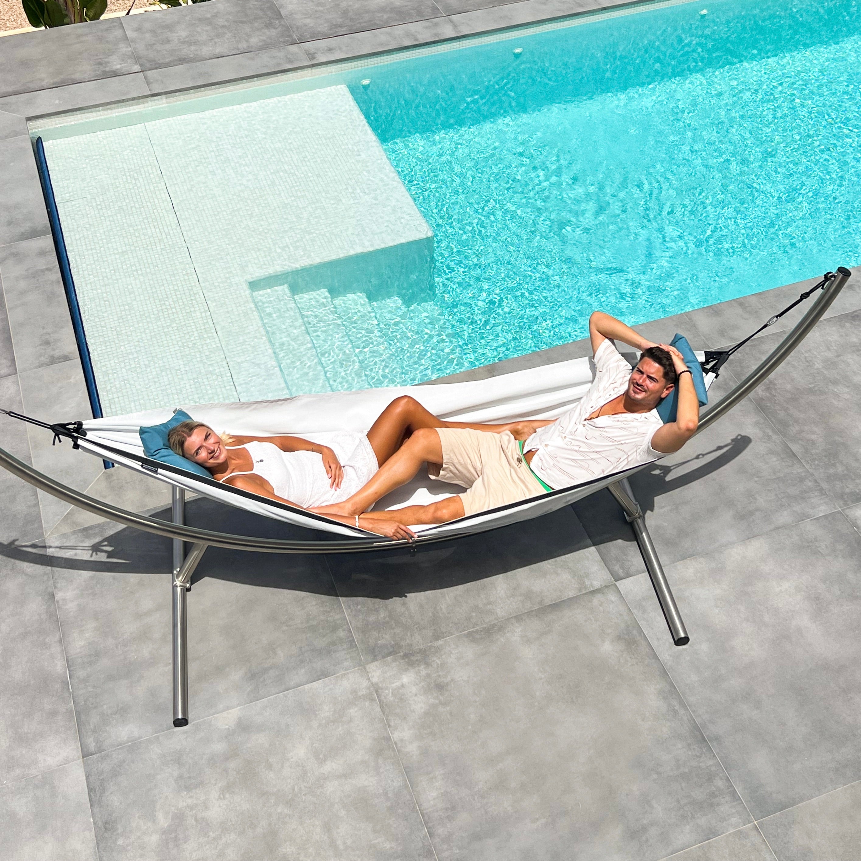 Zwei Erwachsene liegen nebeneinander in der CLIPPER XL Hängematte – stabil, langlebig und wetterfest für Outdoor-Nutzung