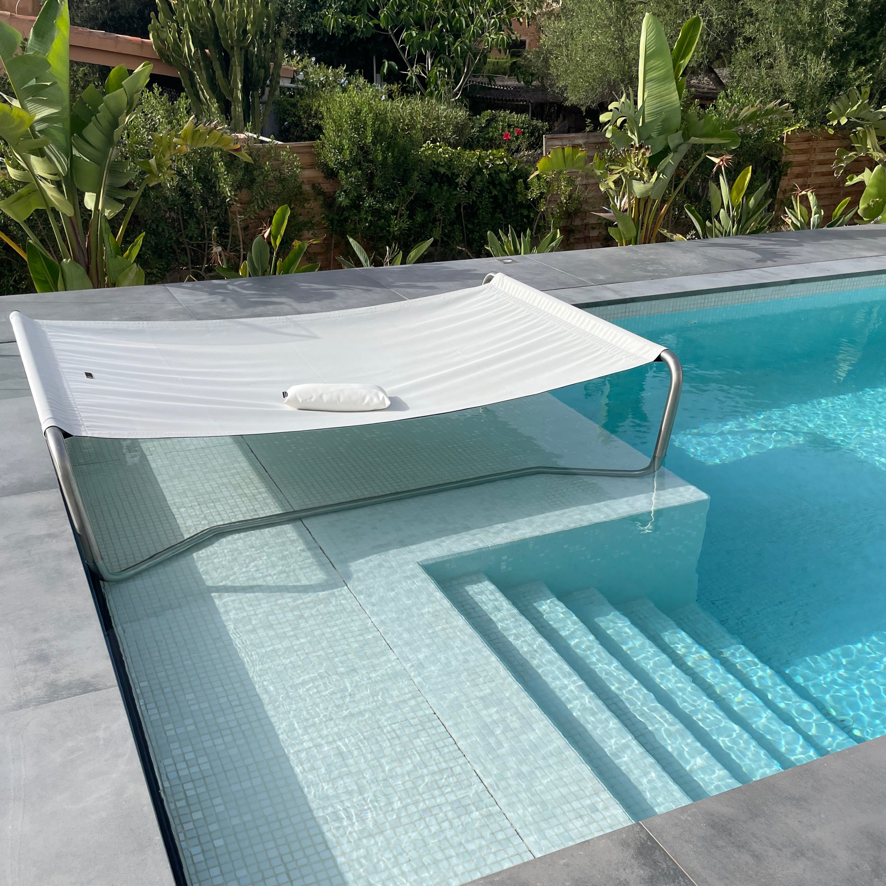 Wasserfeste Hängeliege mit Edelstahlgestell – Premium-Komfort im exklusiven Poolbereich