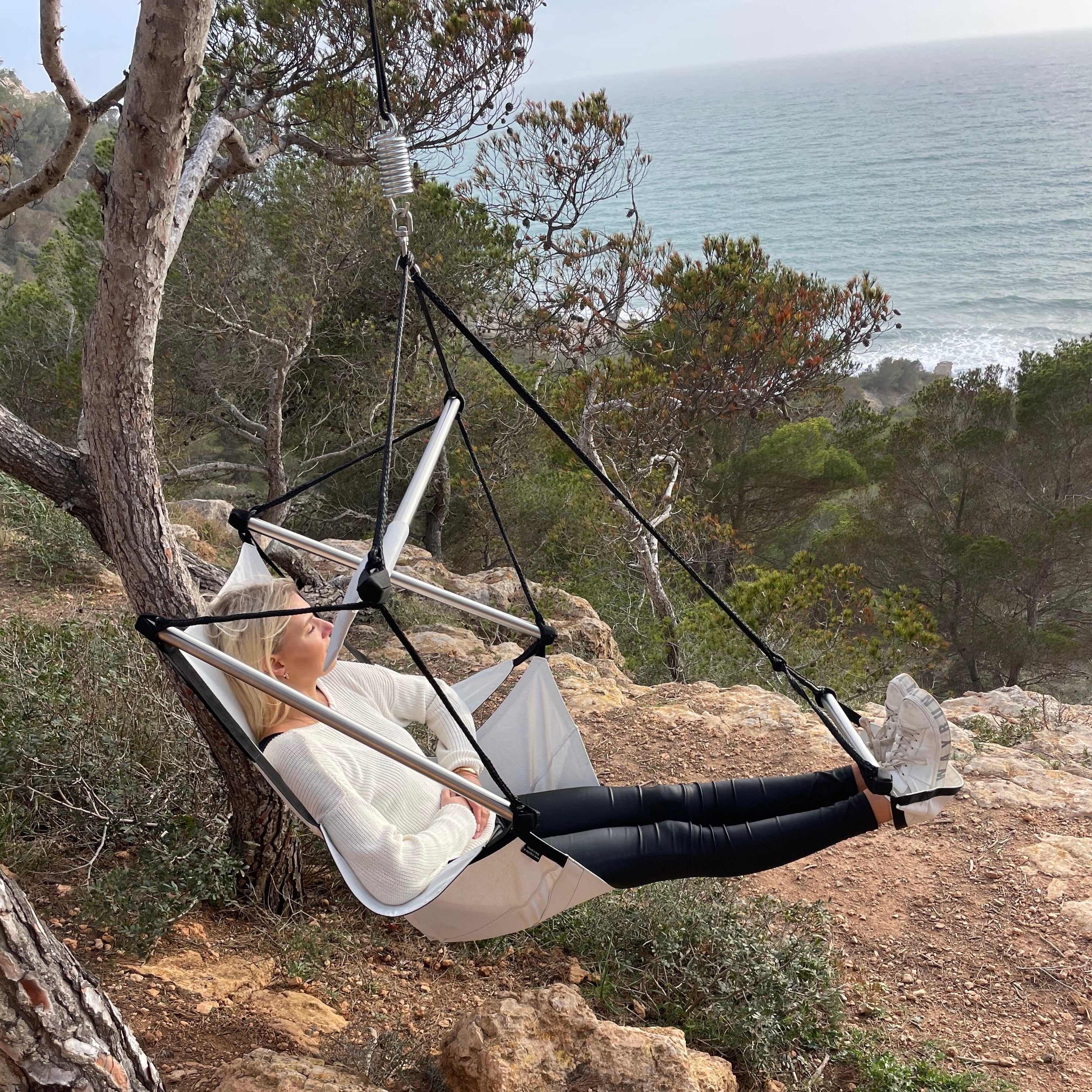 Outdoor-Hängesessel mit Panoramablick – ideal für Erholung und Rückengesundheit in der Natur