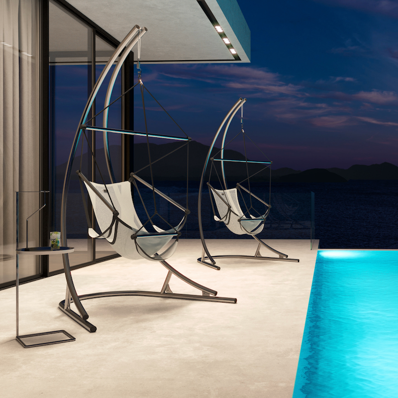 Zwei Hängesessel bei Sonnenuntergang am Infinitypool – wetterfest und luxuriöses Design