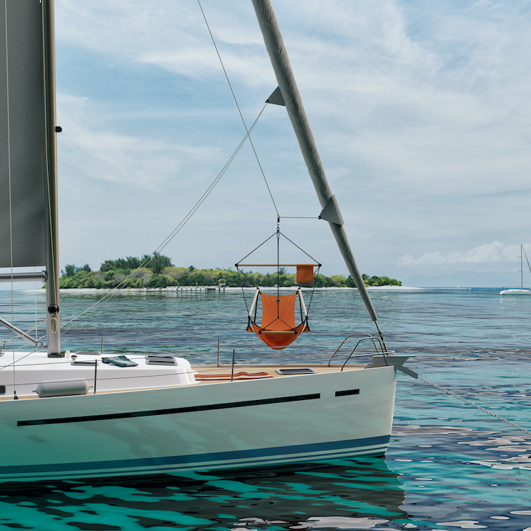 Ergonomischer Schwebesessel hängt am Segelmast – perfekter Komfort auf hoher See