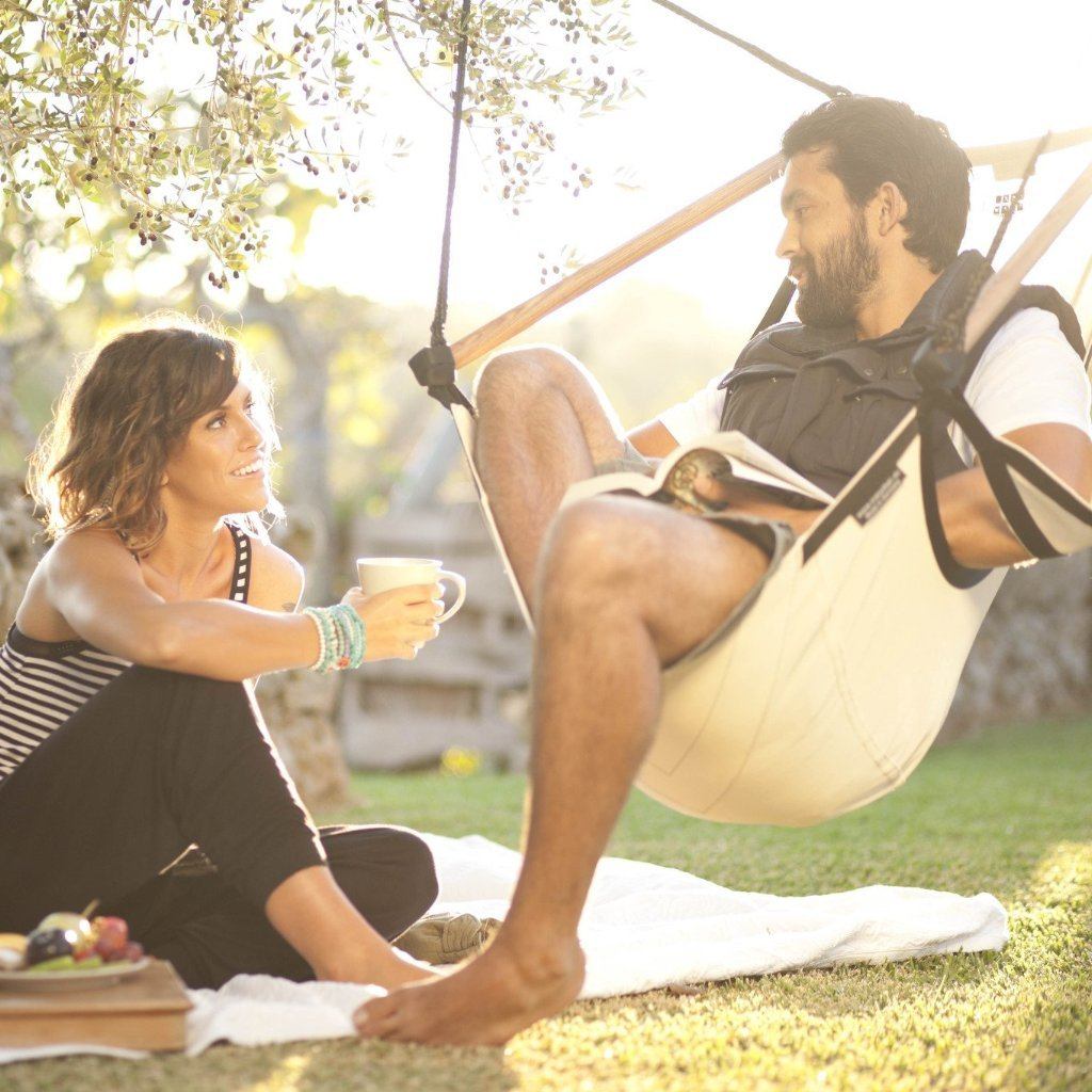 Paar im Gespräch – gemütliches Zusammensein mit ergonomischem Hängesitz im Garten