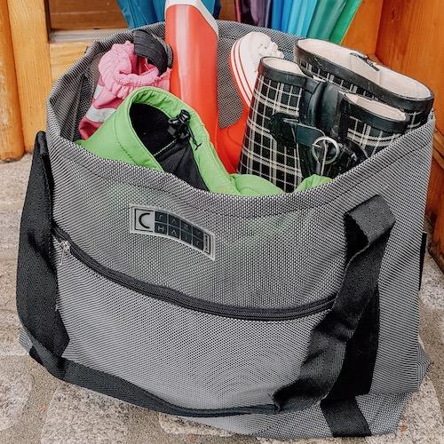 Wetterfeste Allzwecktasche in Grau, gefüllt mit Outdoor- und Sportausrüstung – ideal für Camping, Sauna oder den Garten.