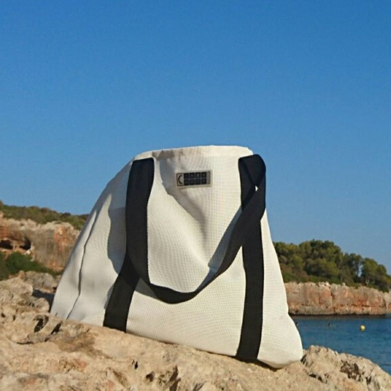 Leichte, langlebige Freizeittasche in Weiß aus UV- und salzwasserbeständigem Material – perfekt für den Urlaub am Meer.