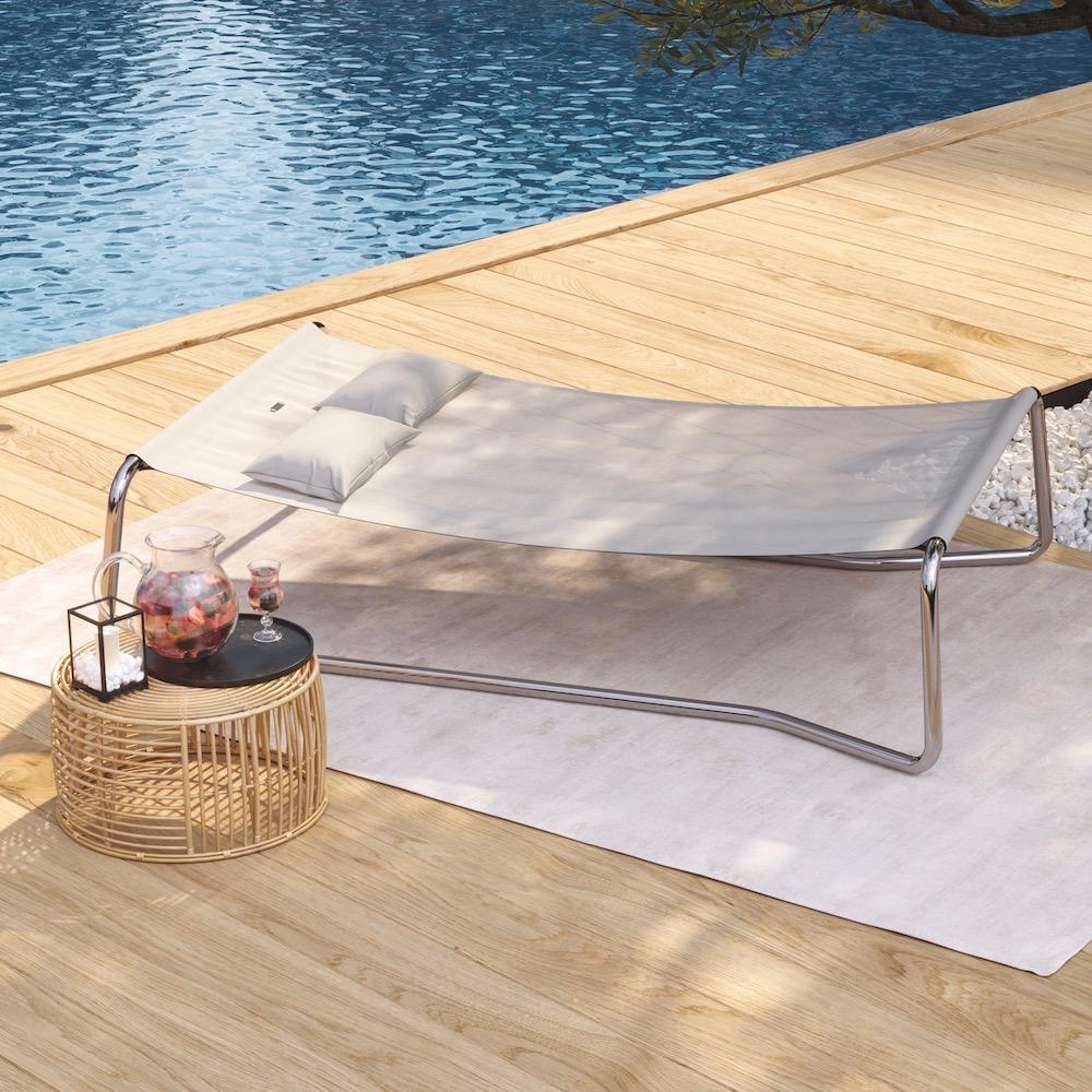 Moderne Relaxliege am Pool – wetterfest, UV-beständig und rostfrei