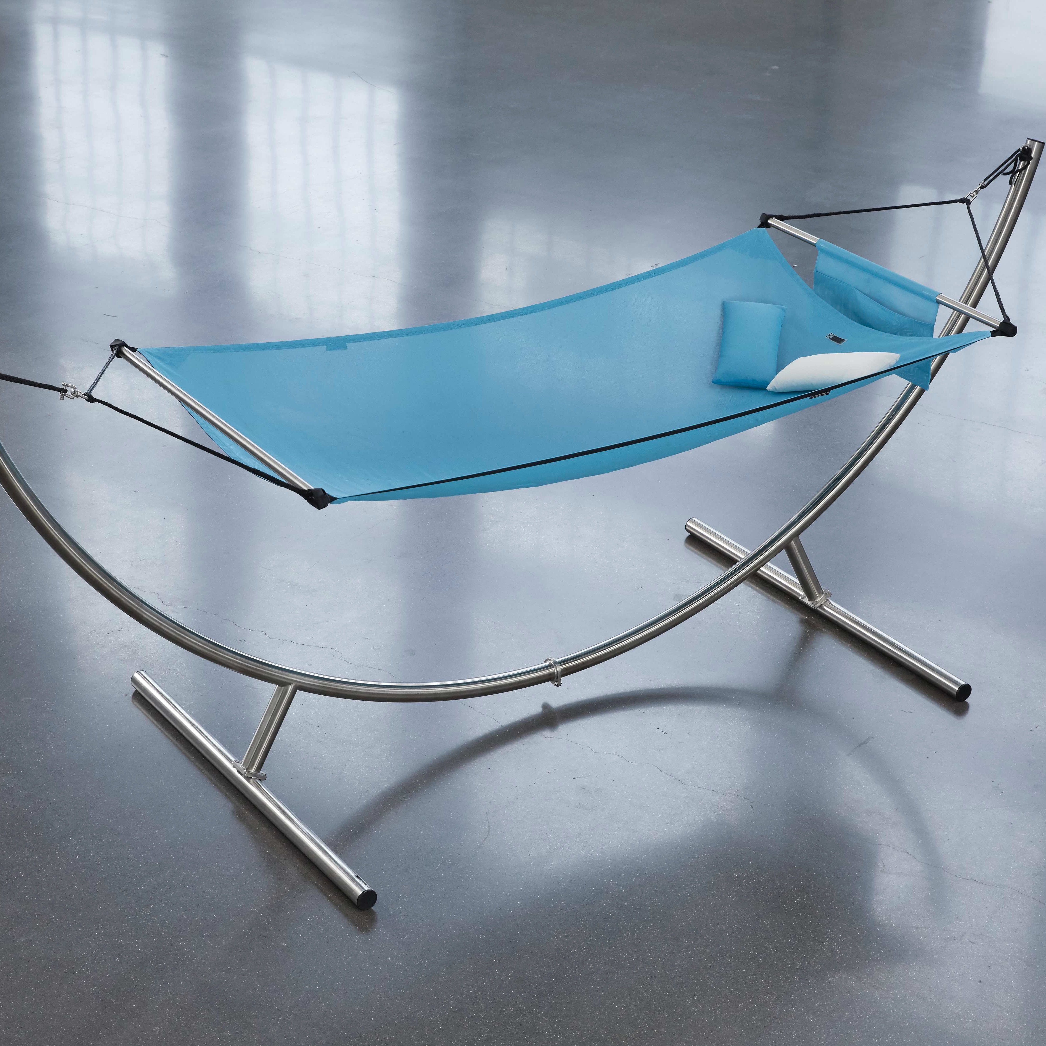 Wetterfeste Relaxhängematte mit Polsterkissen auf Edelstahlgestell im Loft