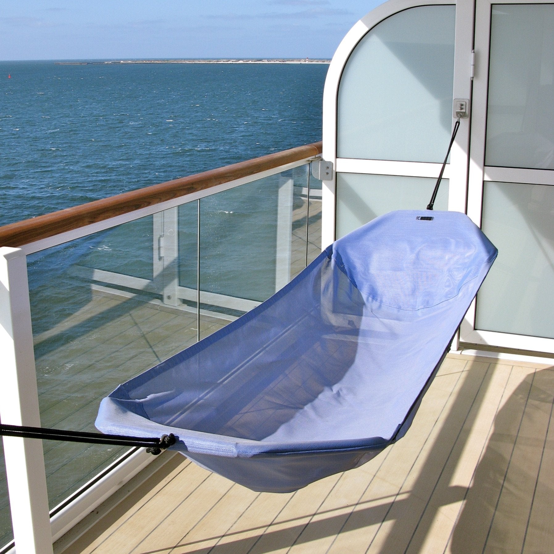 Luxuriöse Einzelhängematte auf dem Kreuzfahrtschiff-Balkon mit Blick aufs offene Meer