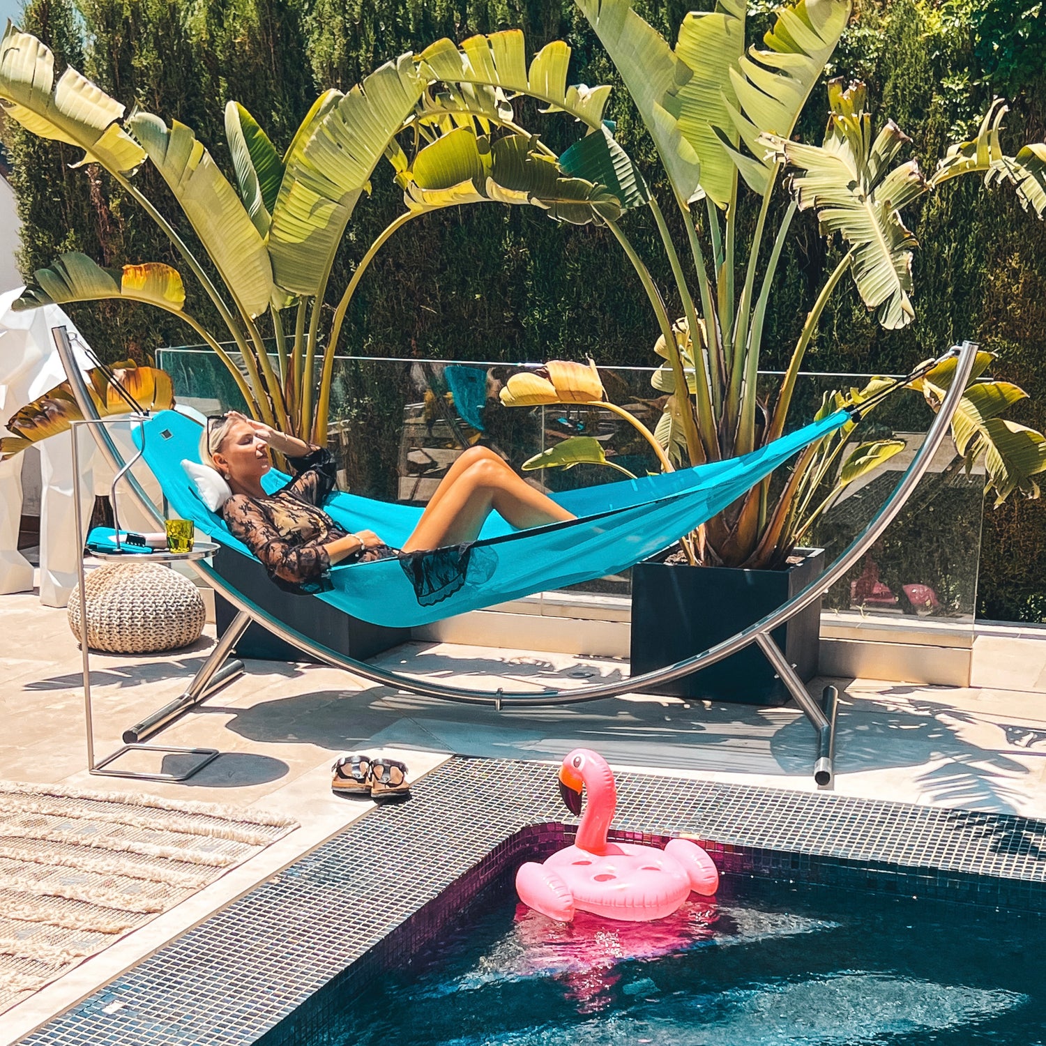 Siesta in der komfortablen, wetterfesten Hängematte Slimline mit Ständer Luno am Pool.