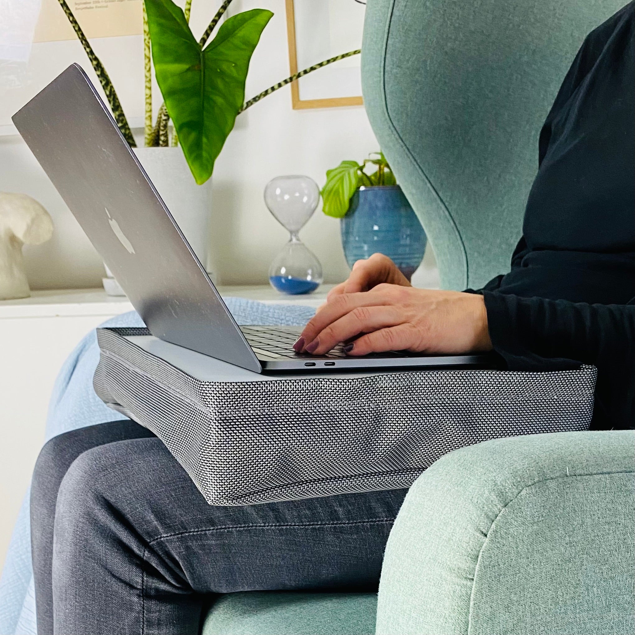 Person arbeitet bequem am Laptop mit dem ergonomischen Knietablett PRONTO auf dem Schoß – ideal für Homeoffice und mobile Nutzung