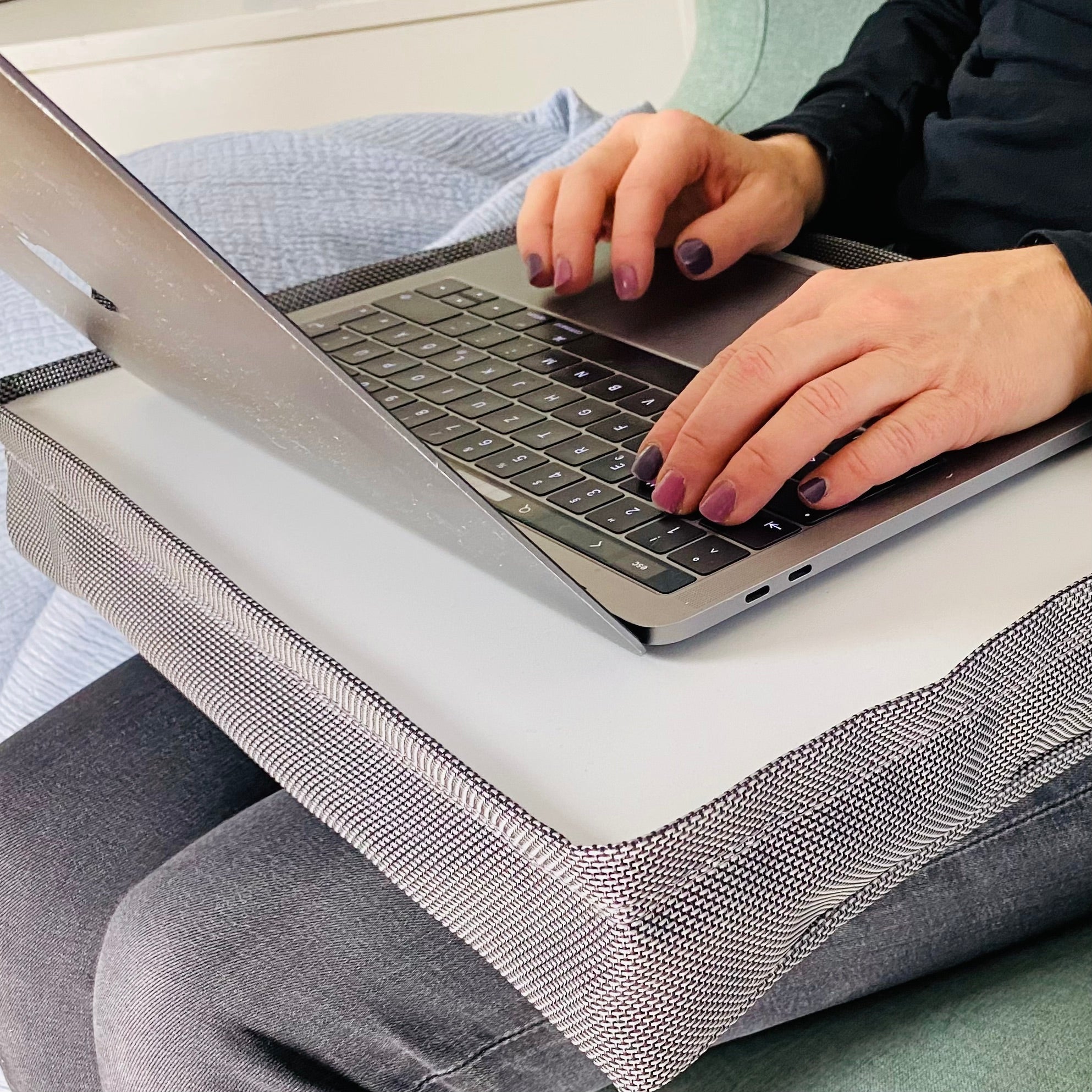 Nahaufnahme: Ergonomisches Knietablett PRONTO mit HPL-Oberfläche und Laptop – perfekte mobile Arbeitsunterlage