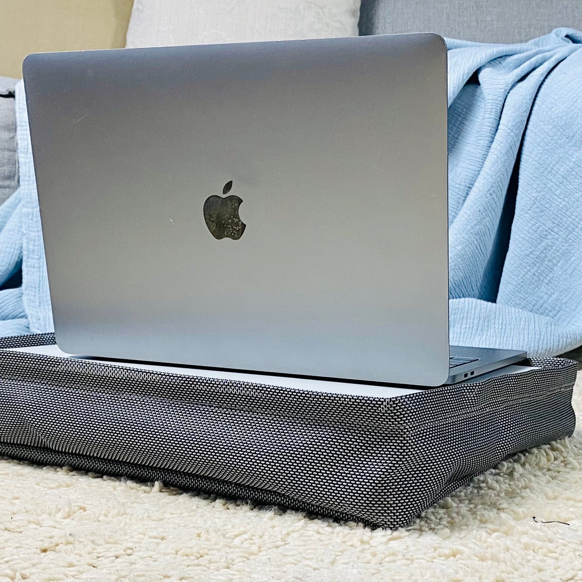 Minimalistisches Setup: Knietablett PRONTO mit Laptop auf dem Teppich – ideal als mobile Unterlage ohne Tisch