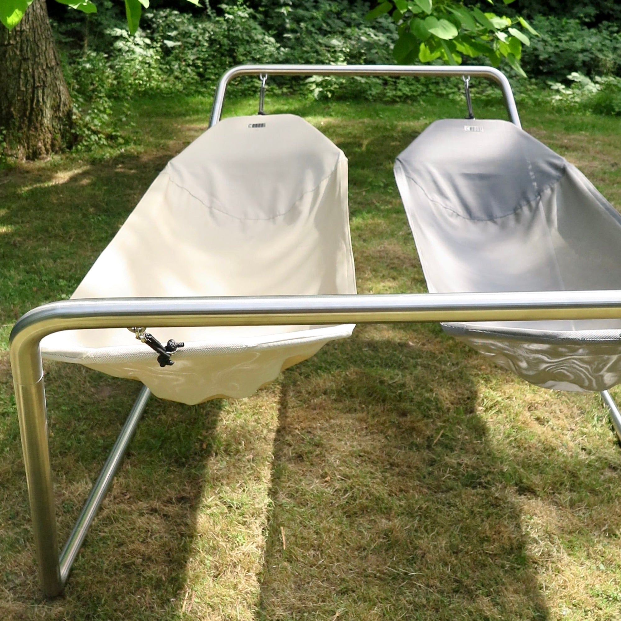 Zwei nebeneinander montierte Einzelhängematten für 2 Personen im stabilen Edelstahlgestell – entspannen zu zweit mit individueller Liegefreiheit und maximalem Komfort im Garten oder auf der Terrasse.