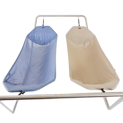 Doppelliege mit zwei separaten Hängematten für gemeinsames Entspannen zu zweit – wetterfestes Daybed mit erhöhtem Einstieg und separater Bewegungsfreiheit im Garten.