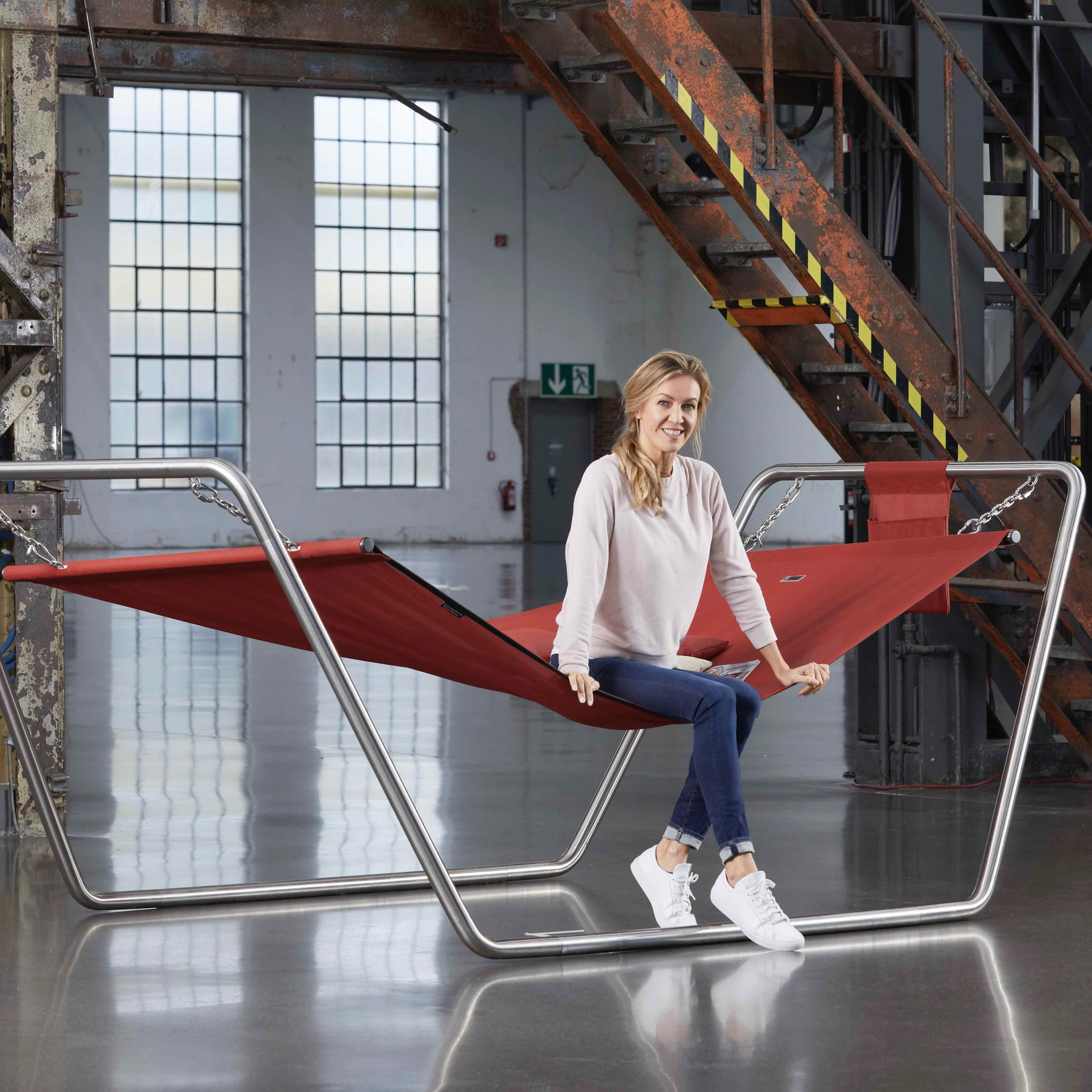 Extra hohes Daybed mit stabilem Einstieg – komfortable Doppelliege für zwei Personen auf edlem Edelstahlgestell, ideal für Rücken-, Bauch- oder Seitenlage.