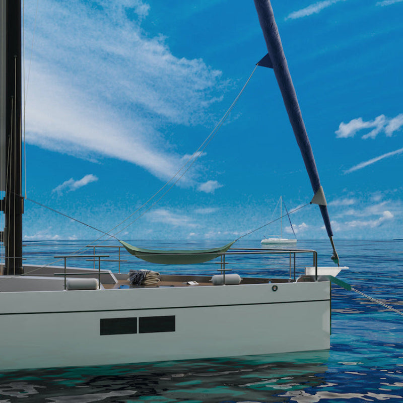 Rendering einer Hängematte, die mit der Fockmanschette zwischen Mast und Bug einer modernen Segelyacht befestigt ist – ideal zum Relaxen auf dem Wasser
