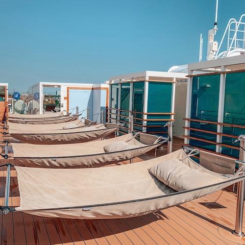 Doppelte Luxus-Hängematte mit gepolsterter Liegefläche für zwei Personen auf Kreuzfahrtschiff