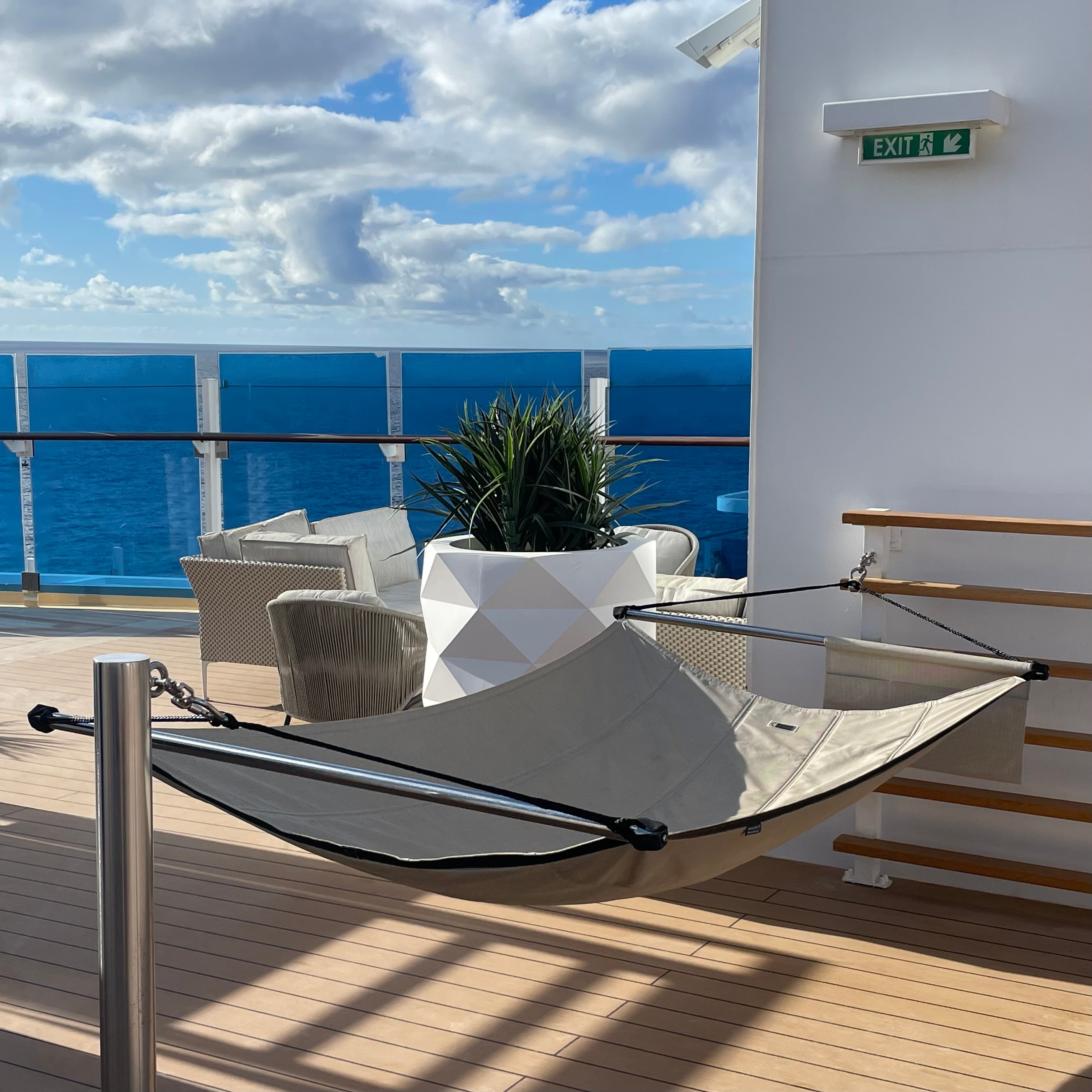 Große, gepolsterte Hängematte für zwei Personen auf dem Sonnendeck eines Kreuzfahrtschiffs